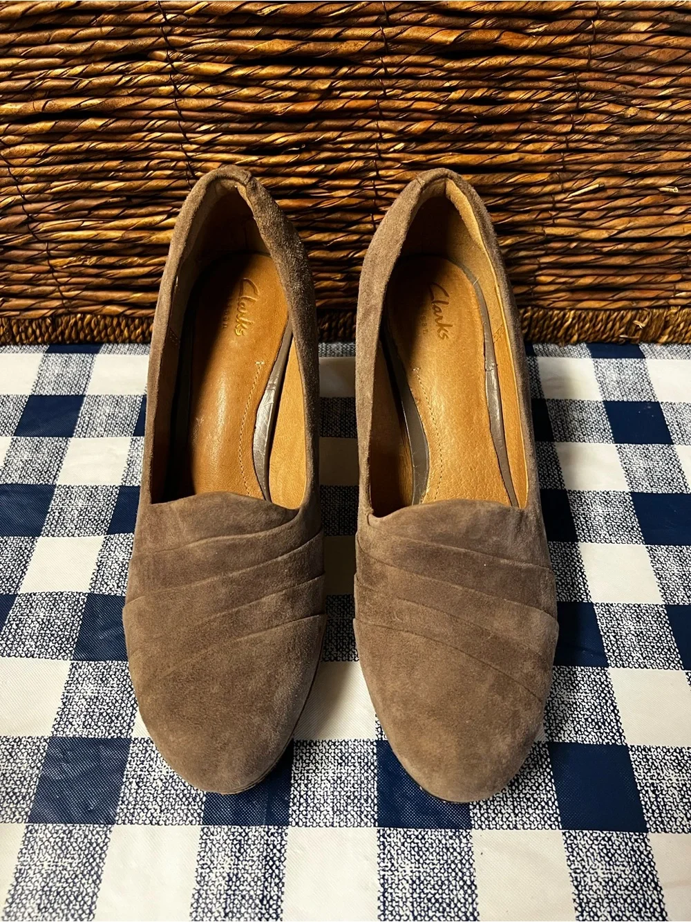 Clarks Artisan Sz 8 Delsie Joy Pump Platform Heel Taupe Gray Brown Suede Leather